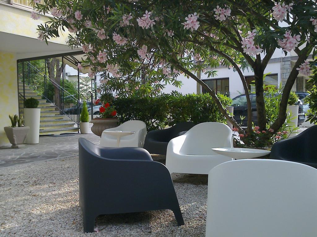Hotel Augustus Milano Marittima Exterior photo