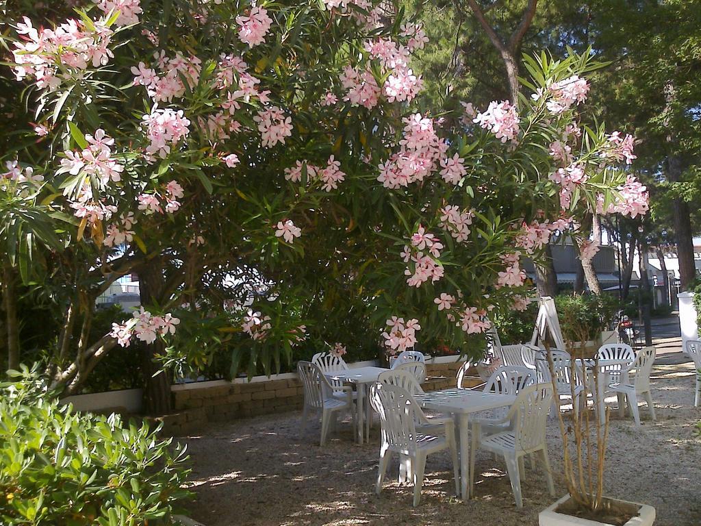Hotel Augustus Milano Marittima Exterior photo
